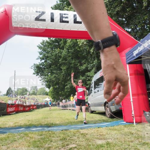 21.06.2025 - 27. Vierlanden-Triathlon KatJ http://msf.ph/oto/8051672 15.06.2025 11:40:23 Ziel 562 meine-sportfotos.de