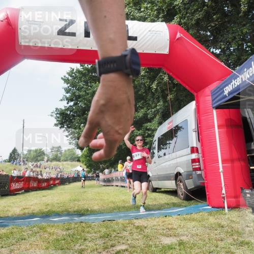 21.06.2025 - 27. Vierlanden-Triathlon KatJ http://msf.ph/oto/8051673 15.06.2025 11:40:23 Ziel 562 meine-sportfotos.de