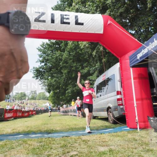 21.06.2025 - 27. Vierlanden-Triathlon KatJ http://msf.ph/oto/8051674 15.06.2025 11:40:23 Ziel 562 meine-sportfotos.de