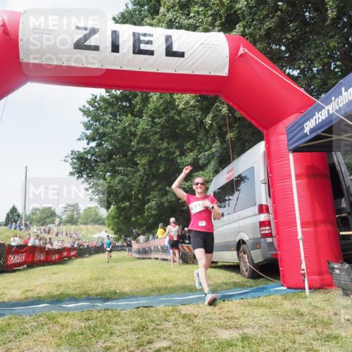 21.06.2025 - 27. Vierlanden-Triathlon KatJ http://msf.ph/oto/8051675 15.06.2025 11:40:23 Ziel 562 meine-sportfotos.de