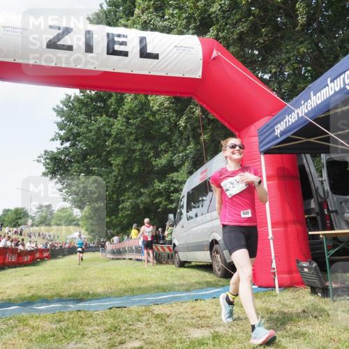 21.06.2025 - 27. Vierlanden-Triathlon KatJ http://msf.ph/oto/8051676 15.06.2025 11:40:24 Ziel 562 meine-sportfotos.de