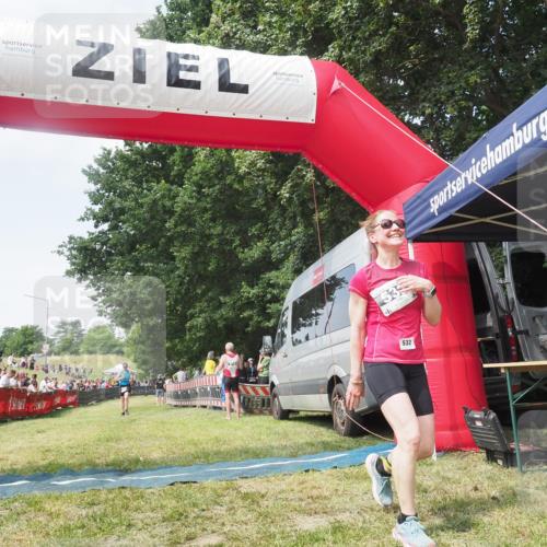 21.06.2025 - 27. Vierlanden-Triathlon KatJ http://msf.ph/oto/8051677 15.06.2025 11:40:24 Ziel 562 meine-sportfotos.de