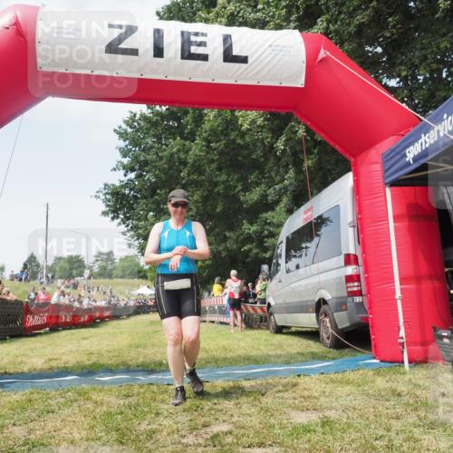 21.06.2025 - 27. Vierlanden-Triathlon KatJ http://msf.ph/oto/8051688 15.06.2025 11:40:30 Ziel  meine-sportfotos.de