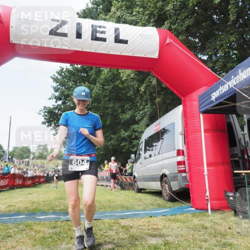 21.06.2025 - 27. Vierlanden-Triathlon KatJ http://msf.ph/oto/8051723 15.06.2025 11:40:59 Ziel  meine-sportfotos.de