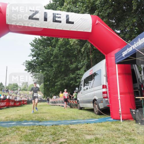 21.06.2025 - 27. Vierlanden-Triathlon KatJ http://msf.ph/oto/8051725 15.06.2025 11:41:02 Ziel  meine-sportfotos.de