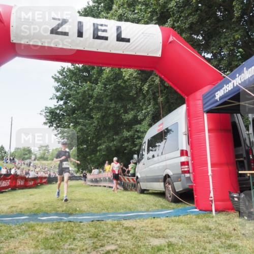 21.06.2025 - 27. Vierlanden-Triathlon KatJ http://msf.ph/oto/8051726 15.06.2025 11:41:02 Ziel  meine-sportfotos.de