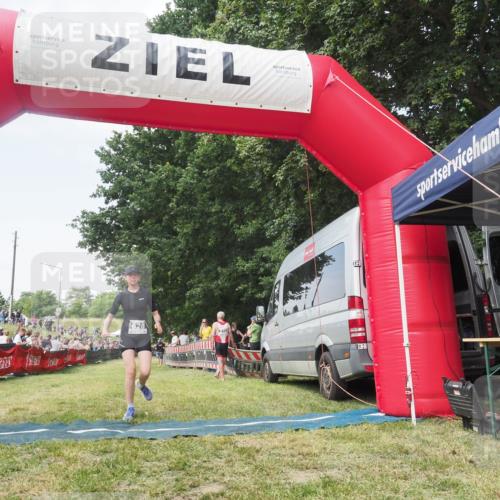 21.06.2025 - 27. Vierlanden-Triathlon KatJ http://msf.ph/oto/8051727 15.06.2025 11:41:02 Ziel  meine-sportfotos.de