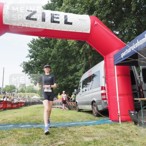21.06.2025 - 27. Vierlanden-Triathlon KatJ http://msf.ph/oto/8051732 15.06.2025 11:41:03 Ziel  meine-sportfotos.de