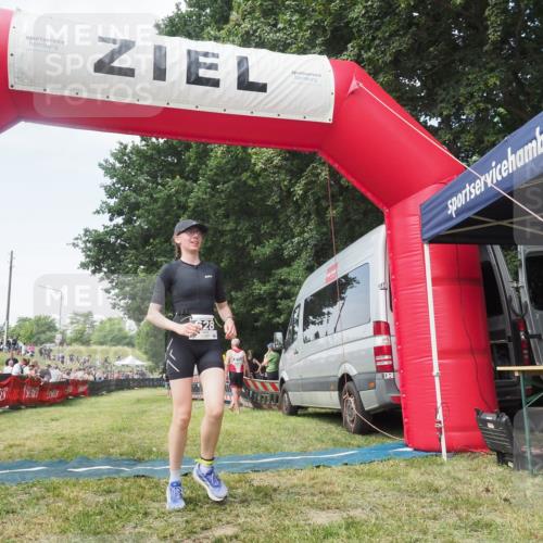 21.06.2025 - 27. Vierlanden-Triathlon KatJ http://msf.ph/oto/8051733 15.06.2025 11:41:03 Ziel  meine-sportfotos.de
