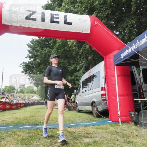 21.06.2025 - 27. Vierlanden-Triathlon KatJ http://msf.ph/oto/8051734 15.06.2025 11:41:03 Ziel  meine-sportfotos.de