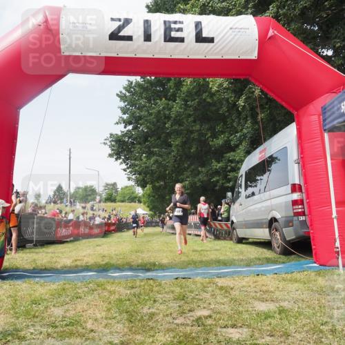 21.06.2025 - 27. Vierlanden-Triathlon KatJ http://msf.ph/oto/8051735 15.06.2025 11:41:45 Ziel 374, 429 meine-sportfotos.de