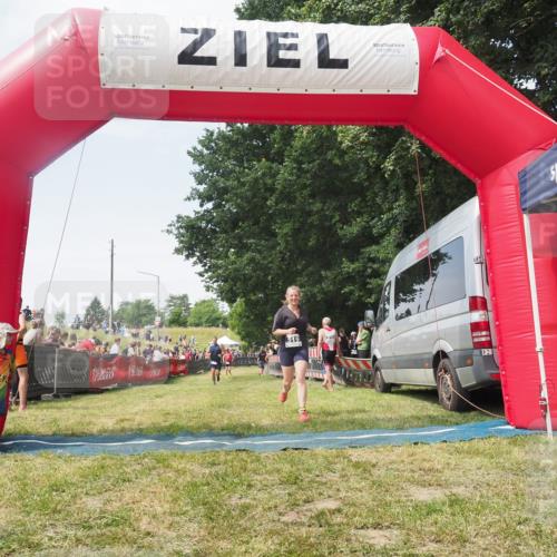 21.06.2025 - 27. Vierlanden-Triathlon KatJ http://msf.ph/oto/8051738 15.06.2025 11:41:45 Ziel 374, 429 meine-sportfotos.de