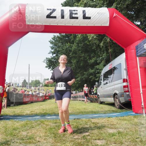 21.06.2025 - 27. Vierlanden-Triathlon KatJ http://msf.ph/oto/8051745 15.06.2025 11:41:46 Ziel 374, 429 meine-sportfotos.de