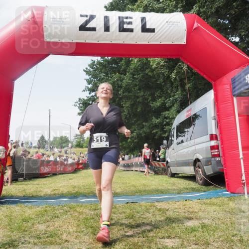 21.06.2025 - 27. Vierlanden-Triathlon KatJ http://msf.ph/oto/8051746 15.06.2025 11:41:47 Ziel 374, 429 meine-sportfotos.de