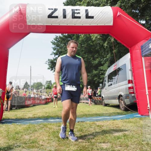 21.06.2025 - 27. Vierlanden-Triathlon KatJ http://msf.ph/oto/8051760 15.06.2025 11:41:52 Ziel 429, 522 meine-sportfotos.de
