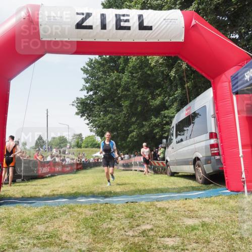 21.06.2025 - 27. Vierlanden-Triathlon KatJ http://msf.ph/oto/8051774 15.06.2025 11:42:03 Ziel  meine-sportfotos.de