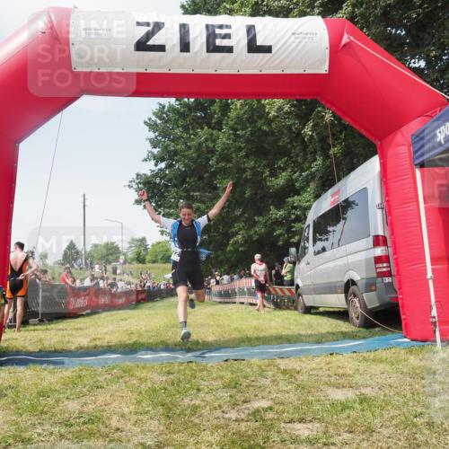 21.06.2025 - 27. Vierlanden-Triathlon KatJ http://msf.ph/oto/8051778 15.06.2025 11:42:04 Ziel  meine-sportfotos.de