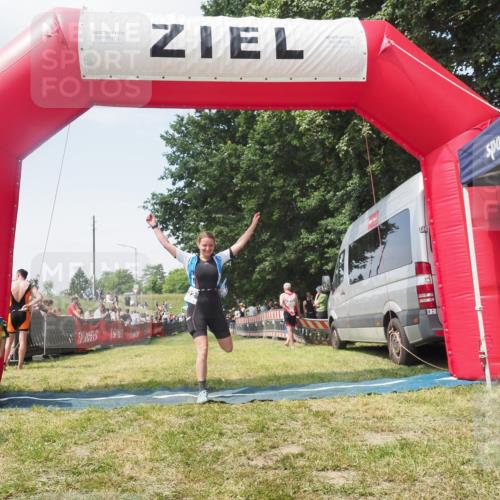 21.06.2025 - 27. Vierlanden-Triathlon KatJ http://msf.ph/oto/8051779 15.06.2025 11:42:04 Ziel  meine-sportfotos.de