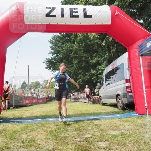 21.06.2025 - 27. Vierlanden-Triathlon KatJ http://msf.ph/oto/8051781 15.06.2025 11:42:04 Ziel  meine-sportfotos.de