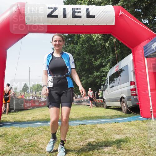 21.06.2025 - 27. Vierlanden-Triathlon KatJ http://msf.ph/oto/8051787 15.06.2025 11:42:05 Ziel  meine-sportfotos.de