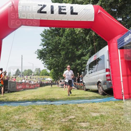 21.06.2025 - 27. Vierlanden-Triathlon KatJ http://msf.ph/oto/8051790 15.06.2025 11:42:26 Ziel 619 meine-sportfotos.de