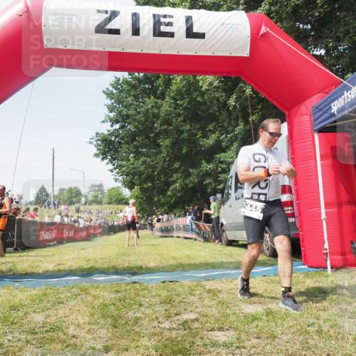 21.06.2025 - 27. Vierlanden-Triathlon KatJ http://msf.ph/oto/8051802 15.06.2025 11:42:28 Ziel 619 meine-sportfotos.de