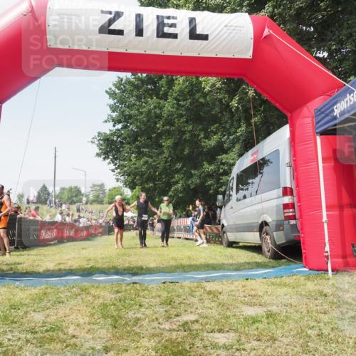 21.06.2025 - 27. Vierlanden-Triathlon KatJ http://msf.ph/oto/8051805 15.06.2025 11:42:32 Ziel 569, 619 meine-sportfotos.de