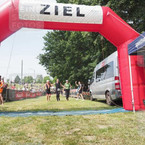 21.06.2025 - 27. Vierlanden-Triathlon KatJ http://msf.ph/oto/8051806 15.06.2025 11:42:33 Ziel 569, 619 meine-sportfotos.de
