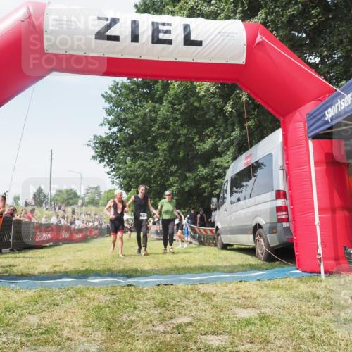 21.06.2025 - 27. Vierlanden-Triathlon KatJ http://msf.ph/oto/8051810 15.06.2025 11:42:33 Ziel 569, 619 meine-sportfotos.de