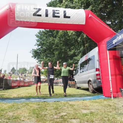 21.06.2025 - 27. Vierlanden-Triathlon KatJ http://msf.ph/oto/8051816 15.06.2025 11:42:35 Ziel 569 meine-sportfotos.de