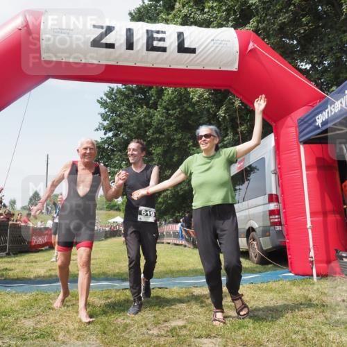 21.06.2025 - 27. Vierlanden-Triathlon KatJ http://msf.ph/oto/8051827 15.06.2025 11:42:36 Ziel 569 meine-sportfotos.de