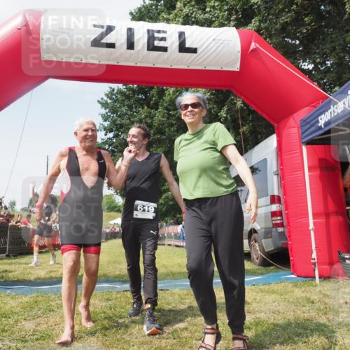 21.06.2025 - 27. Vierlanden-Triathlon KatJ http://msf.ph/oto/8051830 15.06.2025 11:42:36 Ziel 569 meine-sportfotos.de