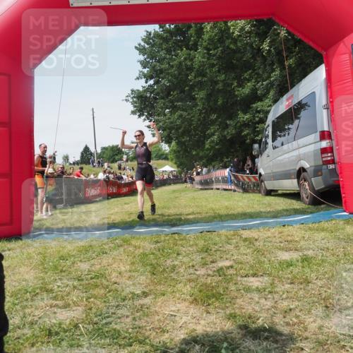 21.06.2025 - 27. Vierlanden-Triathlon KatJ http://msf.ph/oto/8051832 15.06.2025 11:42:42 Ziel 568 meine-sportfotos.de