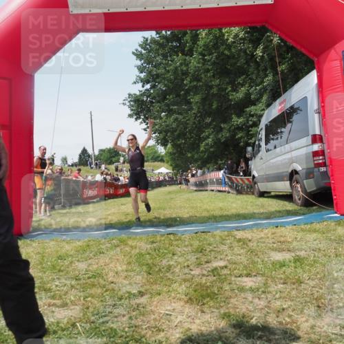 21.06.2025 - 27. Vierlanden-Triathlon KatJ http://msf.ph/oto/8051833 15.06.2025 11:42:43 Ziel 568 meine-sportfotos.de