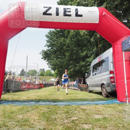 21.06.2025 - 27. Vierlanden-Triathlon KatJ http://msf.ph/oto/8051837 15.06.2025 11:42:53 Ziel 584 meine-sportfotos.de