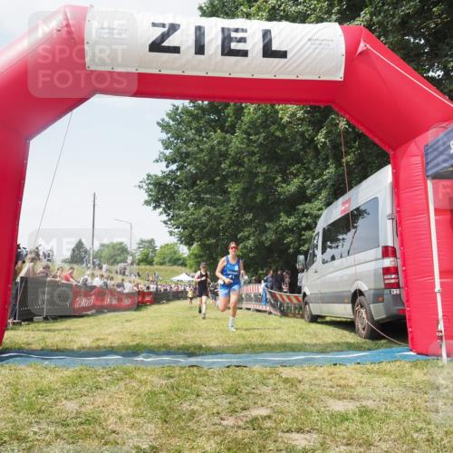 21.06.2025 - 27. Vierlanden-Triathlon KatJ http://msf.ph/oto/8051838 15.06.2025 11:42:54 Ziel 584 meine-sportfotos.de