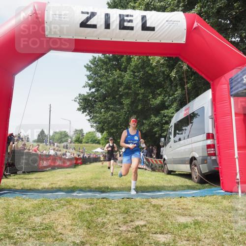 21.06.2025 - 27. Vierlanden-Triathlon KatJ http://msf.ph/oto/8051841 15.06.2025 11:42:54 Ziel 584 meine-sportfotos.de
