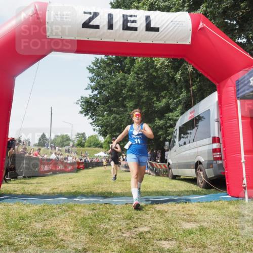 21.06.2025 - 27. Vierlanden-Triathlon KatJ http://msf.ph/oto/8051843 15.06.2025 11:42:55 Ziel 584 meine-sportfotos.de