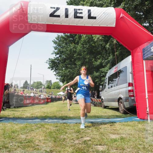 21.06.2025 - 27. Vierlanden-Triathlon KatJ http://msf.ph/oto/8051844 15.06.2025 11:42:55 Ziel 584 meine-sportfotos.de