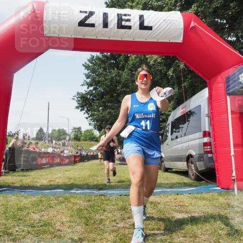 21.06.2025 - 27. Vierlanden-Triathlon KatJ http://msf.ph/oto/8051850 15.06.2025 11:42:56 Ziel 584 meine-sportfotos.de