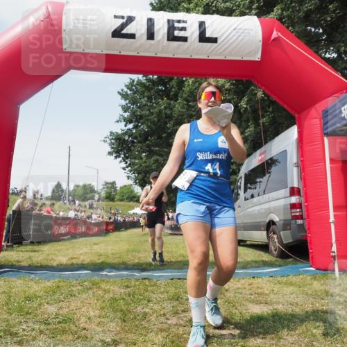 21.06.2025 - 27. Vierlanden-Triathlon KatJ http://msf.ph/oto/8051851 15.06.2025 11:42:56 Ziel 584 meine-sportfotos.de