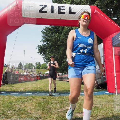 21.06.2025 - 27. Vierlanden-Triathlon KatJ http://msf.ph/oto/8051852 15.06.2025 11:42:56 Ziel 584 meine-sportfotos.de