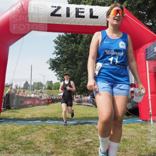 21.06.2025 - 27. Vierlanden-Triathlon KatJ http://msf.ph/oto/8051853 15.06.2025 11:42:56 Ziel 584 meine-sportfotos.de