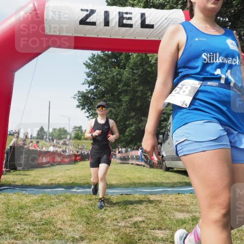 21.06.2025 - 27. Vierlanden-Triathlon KatJ http://msf.ph/oto/8051856 15.06.2025 11:42:57 Ziel 584 meine-sportfotos.de