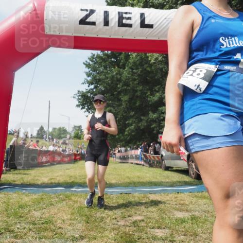 21.06.2025 - 27. Vierlanden-Triathlon KatJ http://msf.ph/oto/8051857 15.06.2025 11:42:57 Ziel 584 meine-sportfotos.de
