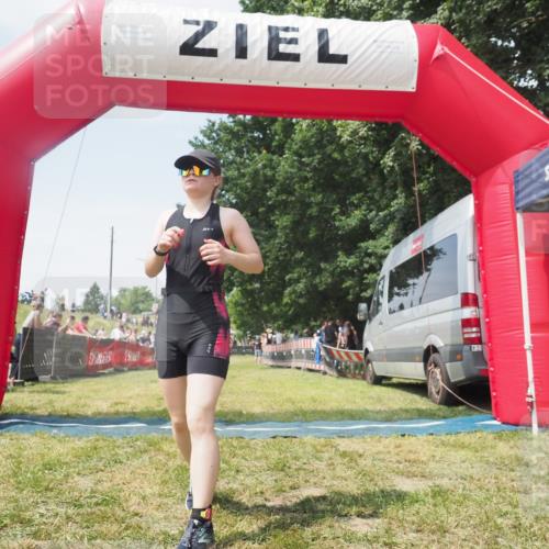 21.06.2025 - 27. Vierlanden-Triathlon KatJ http://msf.ph/oto/8051859 15.06.2025 11:42:57 Ziel 584 meine-sportfotos.de