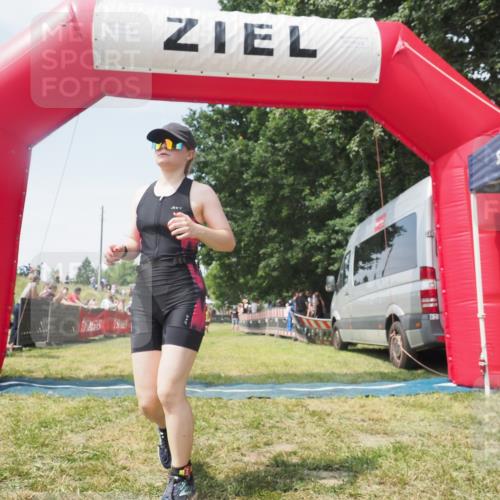 21.06.2025 - 27. Vierlanden-Triathlon KatJ http://msf.ph/oto/8051860 15.06.2025 11:42:57 Ziel 584 meine-sportfotos.de