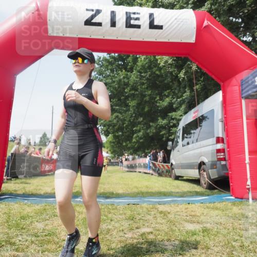 21.06.2025 - 27. Vierlanden-Triathlon KatJ http://msf.ph/oto/8051861 15.06.2025 11:42:57 Ziel 584 meine-sportfotos.de