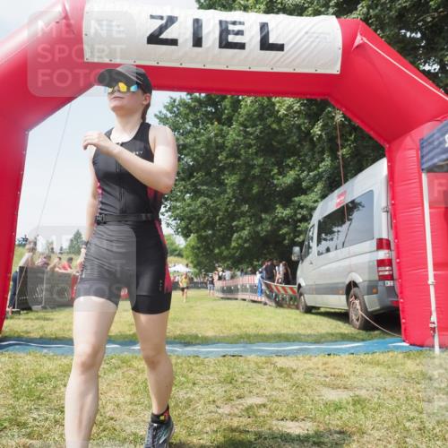 21.06.2025 - 27. Vierlanden-Triathlon KatJ http://msf.ph/oto/8051862 15.06.2025 11:42:58 Ziel 584 meine-sportfotos.de