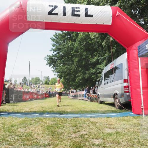 21.06.2025 - 27. Vierlanden-Triathlon KatJ http://msf.ph/oto/8051865 15.06.2025 11:43:01 Ziel  meine-sportfotos.de